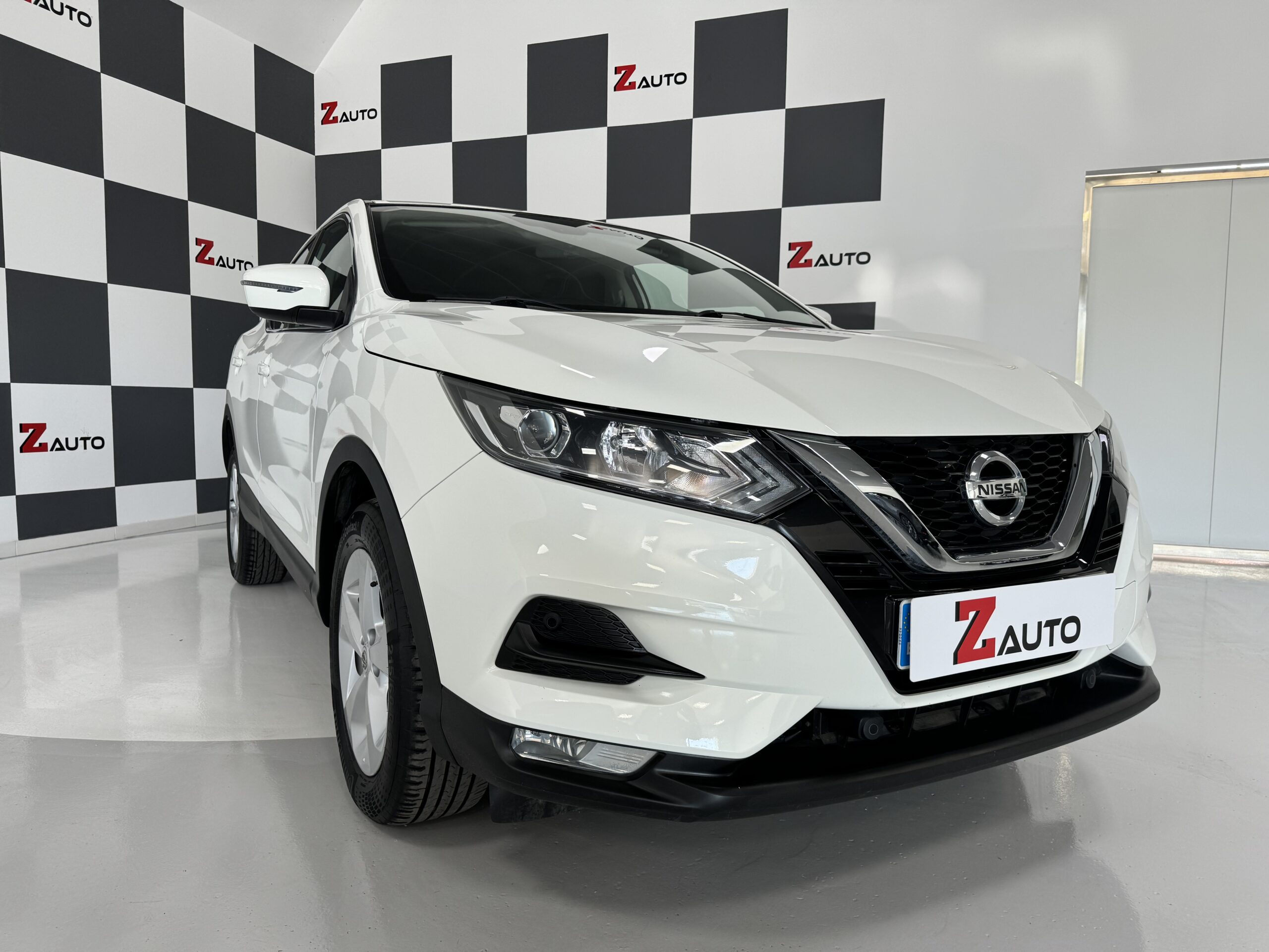Nissan blanco, compacto económico, ideal para ciudad, ocasión revisada y lista